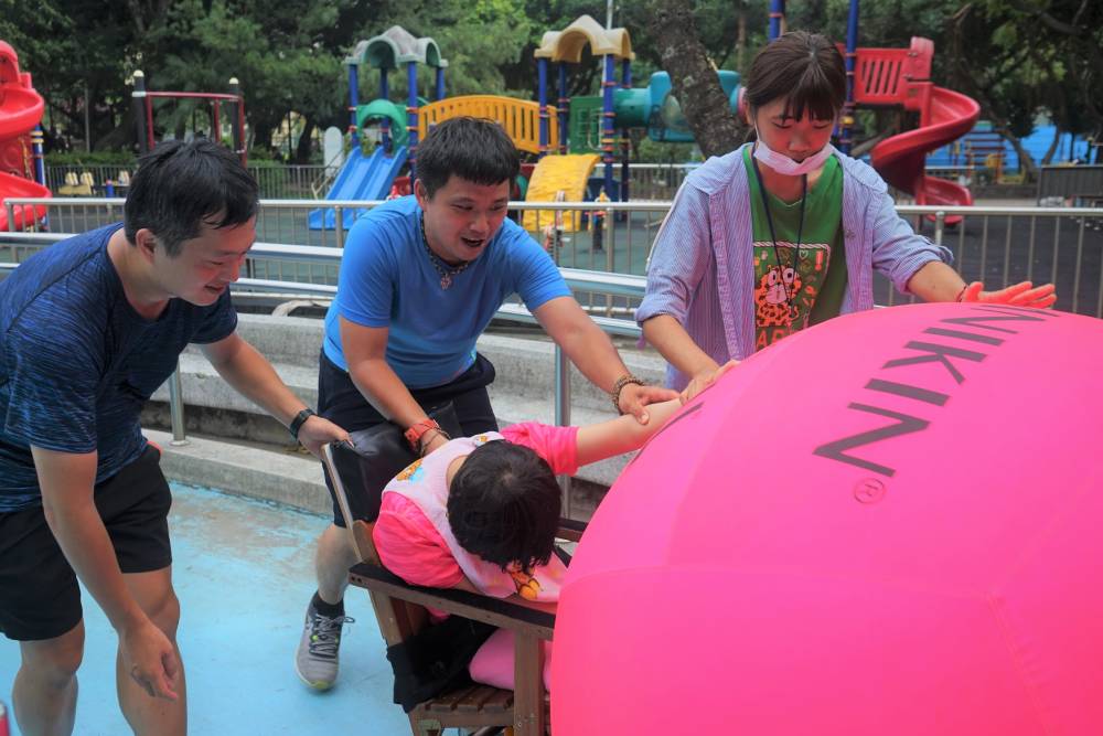 協助視多障生轉入社區生活