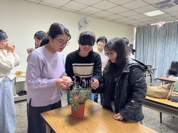 114.01偽盲體驗，學習如何引導視多障生學習