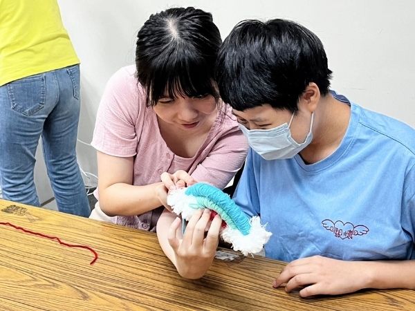 假日學校彩虹甜甜圈